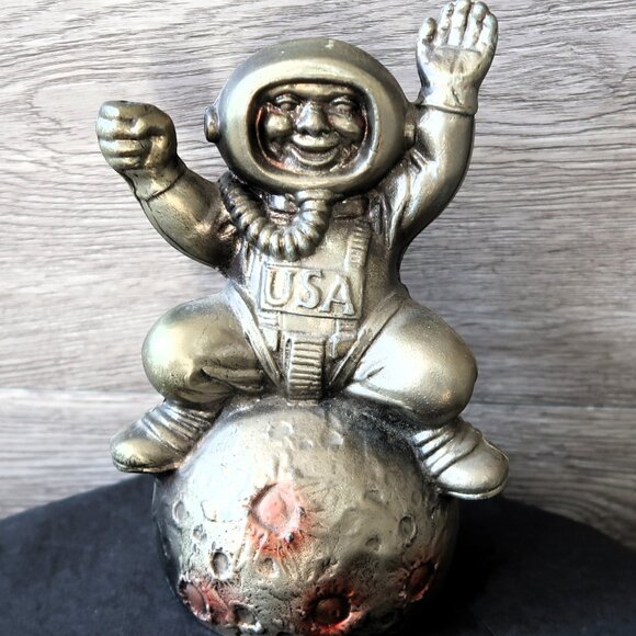 Vintage Astronaut Cast Metal Coin Bank "Man Sit and Wave on the Moon" July 1969 - Picture 5 of 12